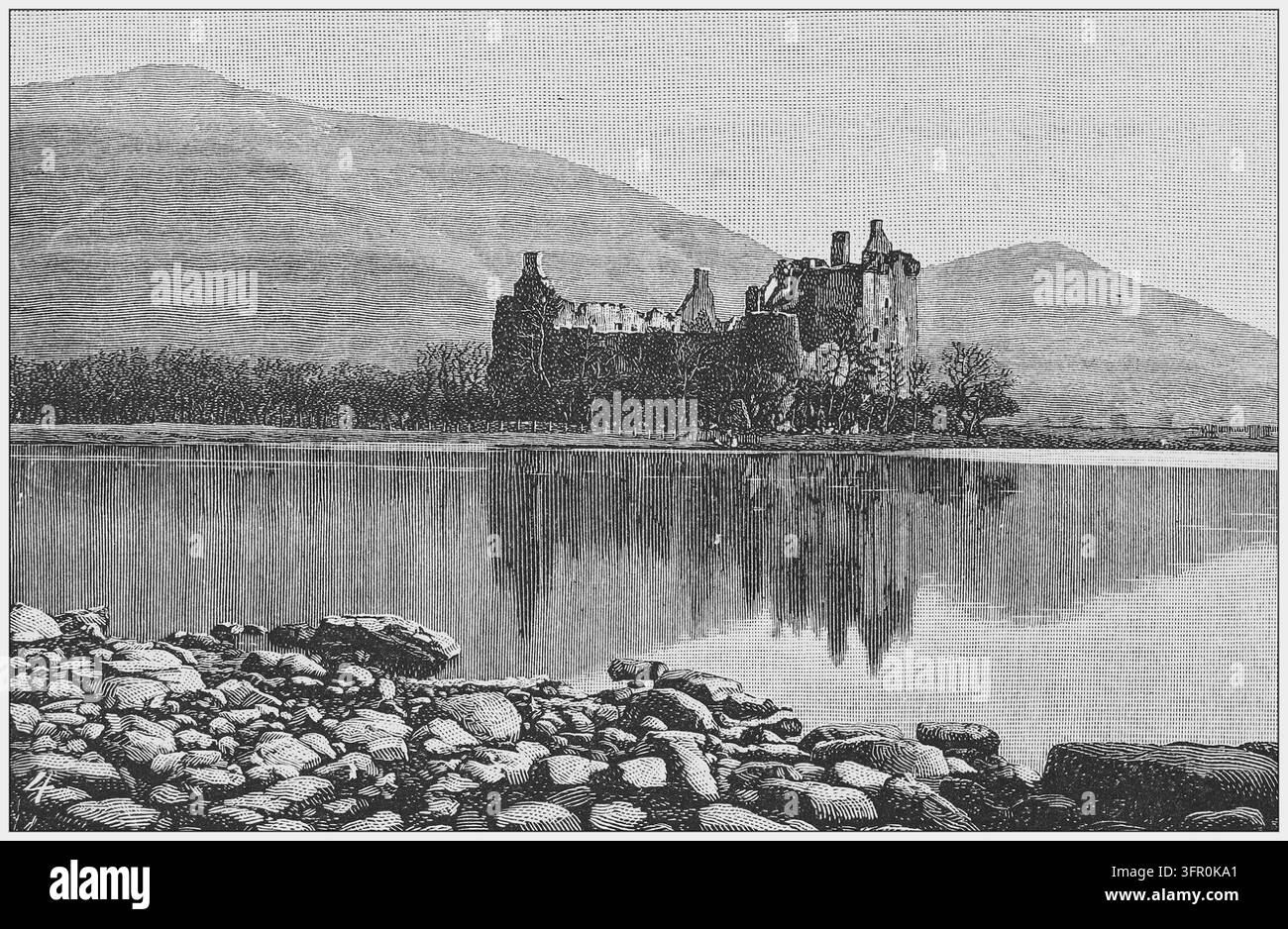 Rovine del castello di Kilchurn riflesse nelle acque calme del Loch Awe con montagne che si innalzano sullo sfondo – Paesaggio delle Highlands scozzesi – XIX secolo. Foto Stock