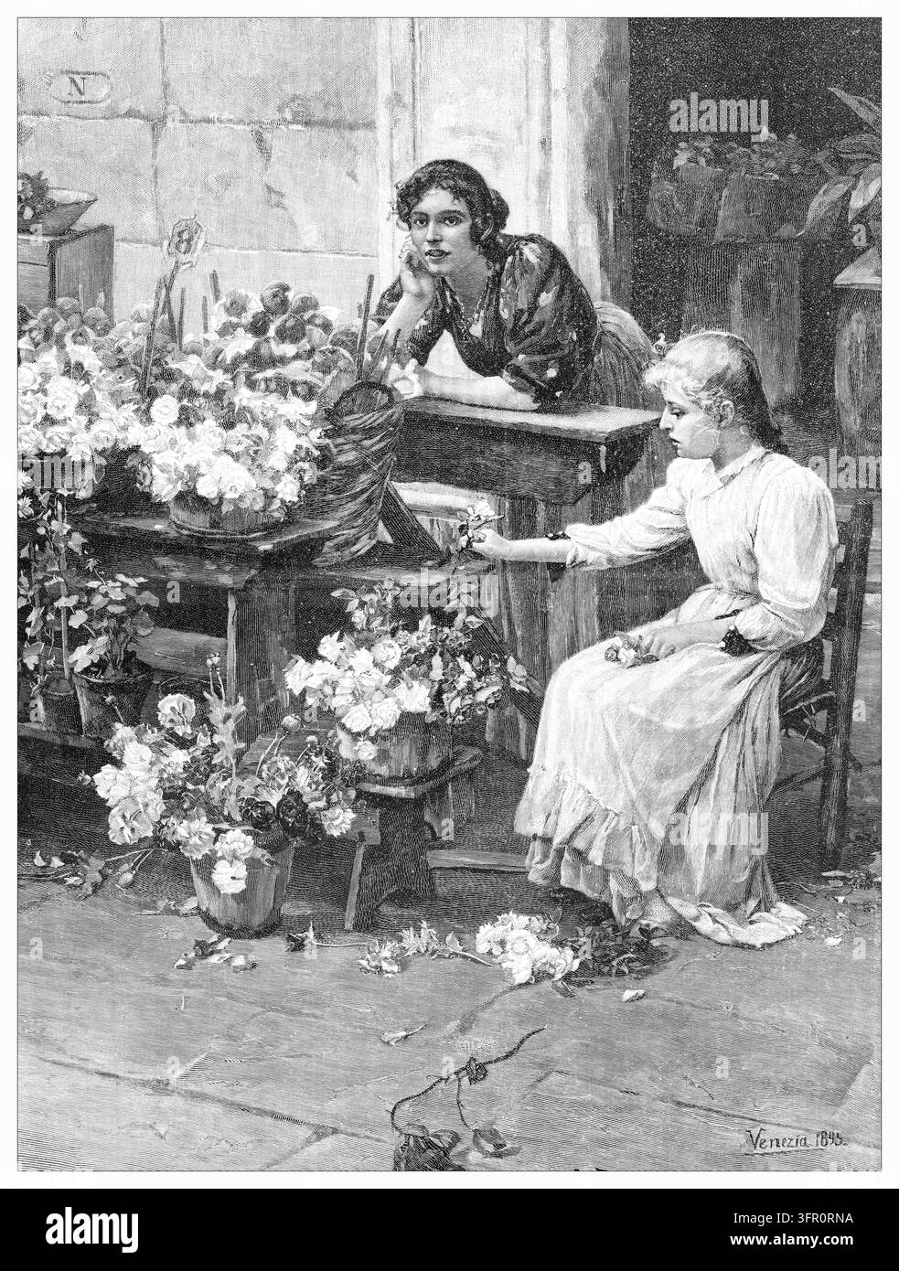 Due donne che sistemano rose in vaso a una bancarella di fiori a Venezia – una si appoggia a un bancone di legno mentre l'altra è seduta a ordinare i fiori – incisione del 1898. Foto Stock