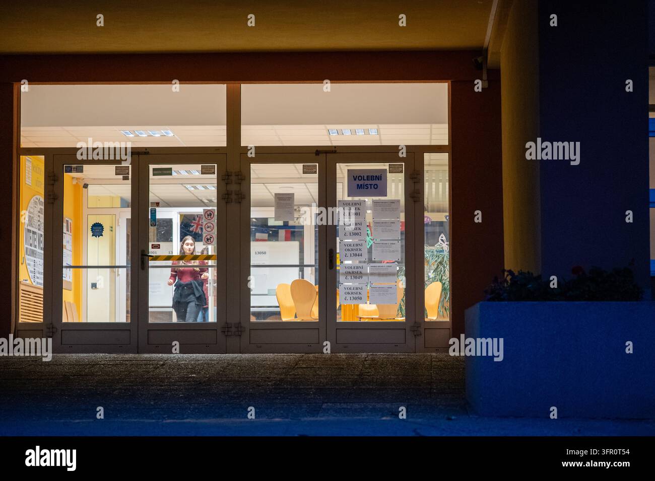 Praga, Repubblica Ceca, 9 ott., 2026. I cartelli dei distretti elettorali sono visibili all'ingresso della scuola elementare Bronzova a Praga 13 durante le elezioni comunali e il primo turno delle elezioni senatoriale. Credit: Jan Hospodka/Alamy Live News Foto Stock