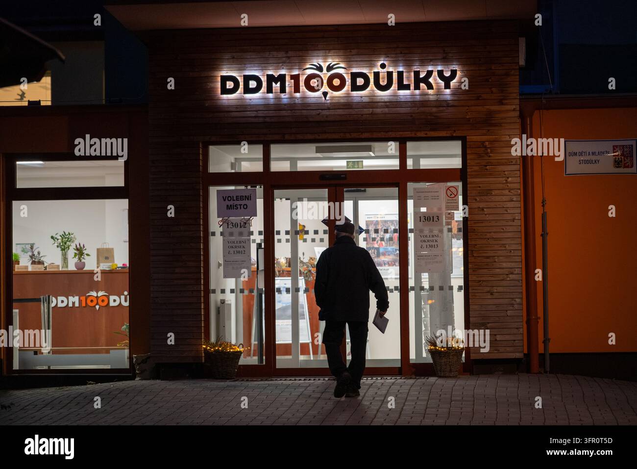 Praga, Repubblica Ceca, 9 ottobre 2026. Un uomo si avvicina all'ingresso illuminato di una stazione di voto a DDM Stodulky a Praga 13 durante le elezioni comunali e senatoriali. Credit: Jan Hospodka/Alamy Live News Foto Stock