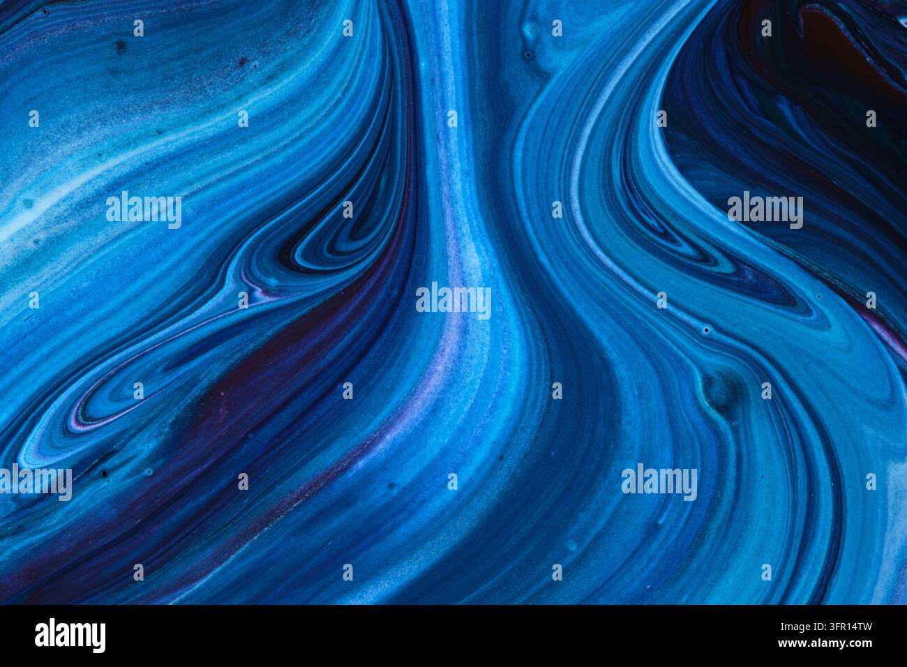 Arte astratta fluida blu profondo con onde liquide morbide, curve di marmo e accenti scuri Foto Stock