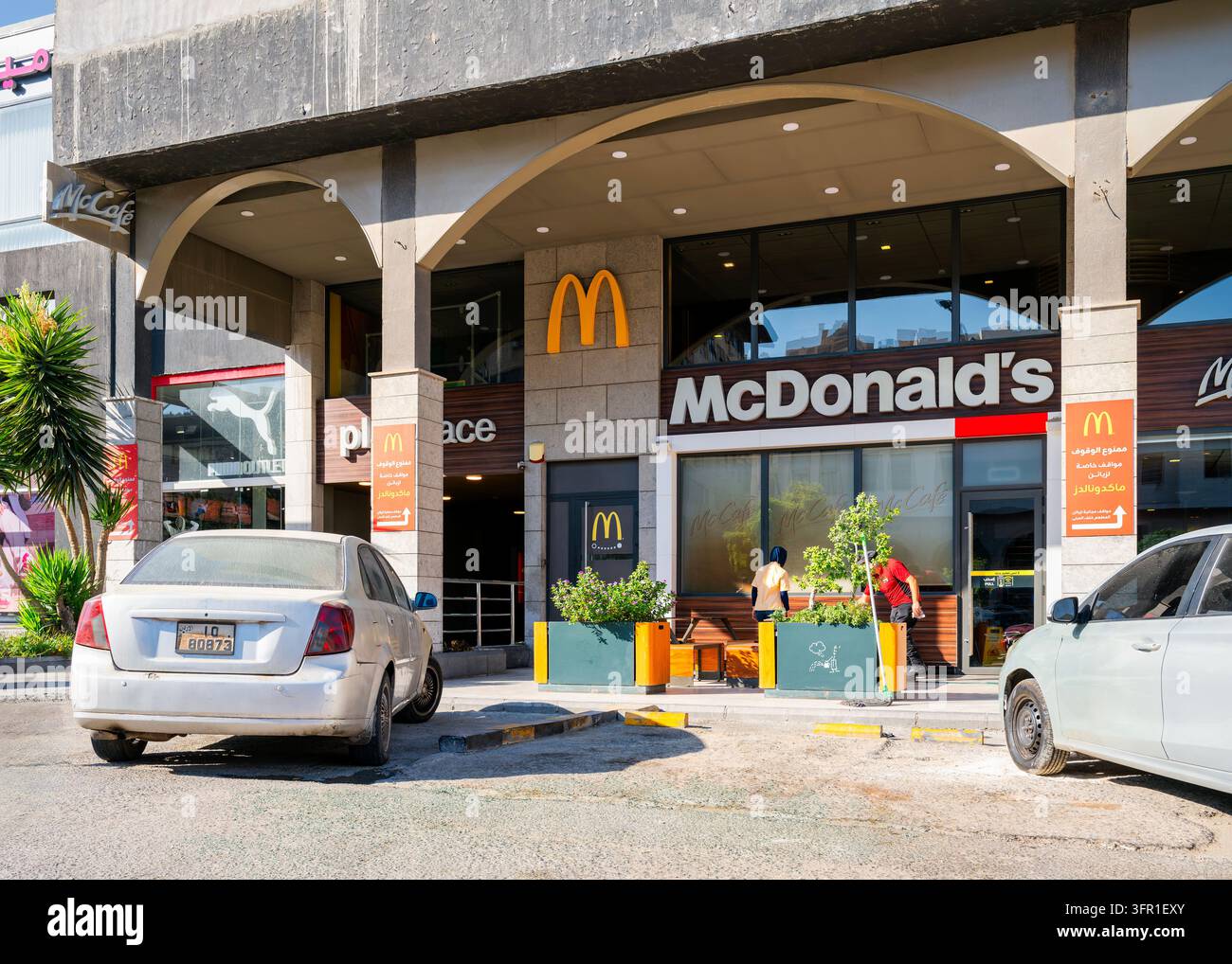 Amman, Giordania – 30 settembre 2026: Vetrina del ristorante McDonald’s in Via Wasfi Al-Tall, una multinazionale americana di fast-food che opera Foto Stock