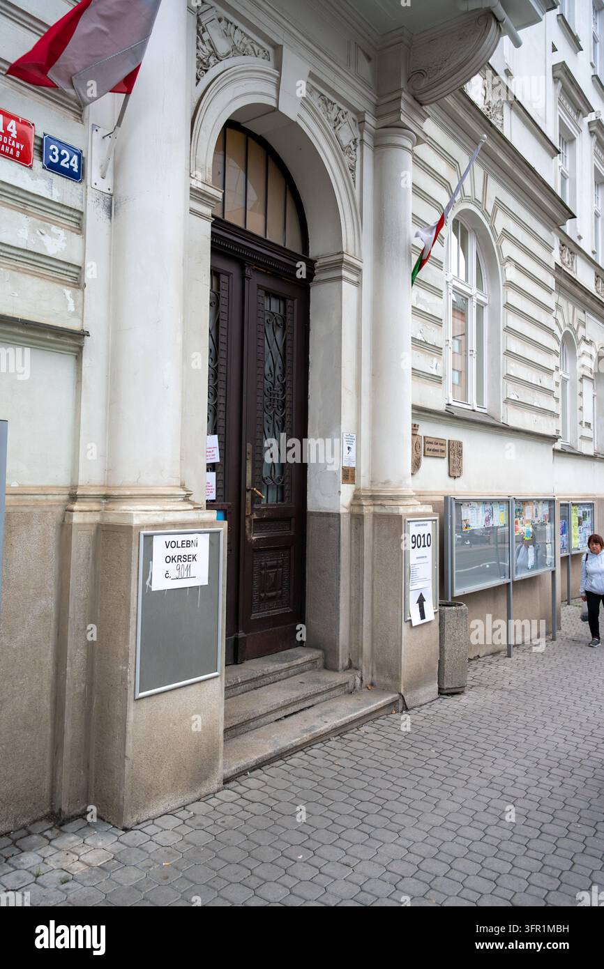 Ingresso di una stazione di voto contrassegnato da cartelli del distretto elettorale e bandiere ceche su un edificio storico a Praga 9. Praga, Repubblica Ceca Foto Stock