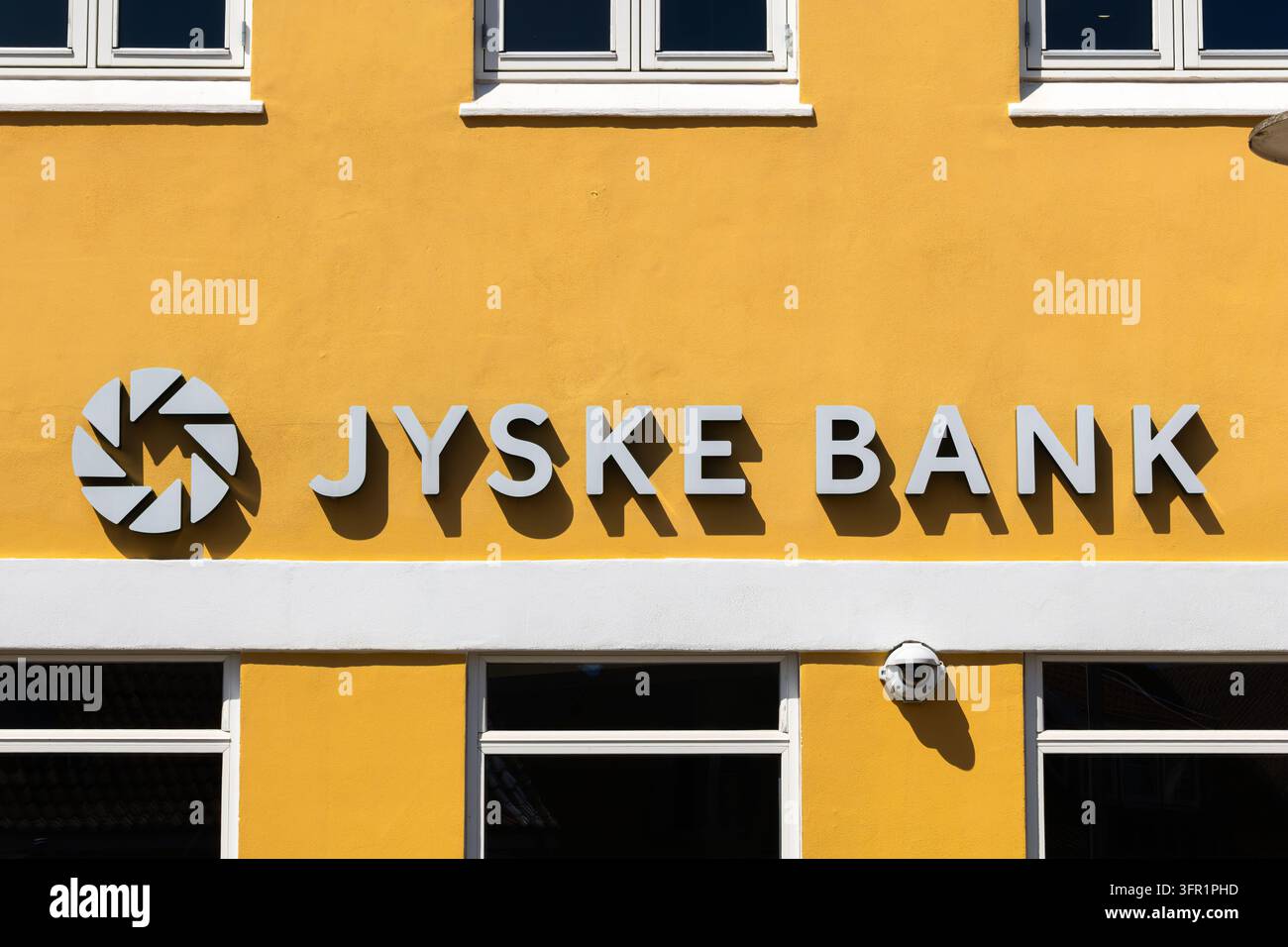 Skagen, Danimarca - 20 luglio 2026: La filiale di Jyske Bank a Skagen si trova proprio nel centro città sulla via principale dello shopping. Foto Stock