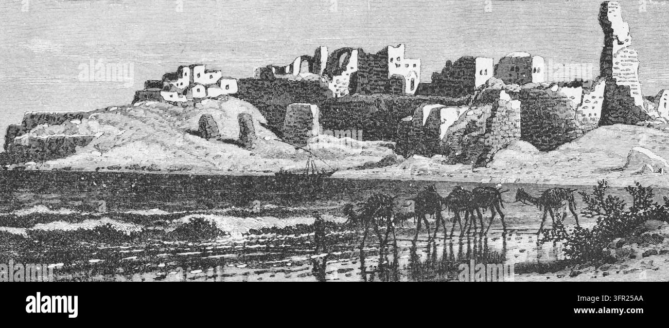 Cammelli attraversano le acque basse lungo la riva di un antico insediamento palestinese – Rovine e abitazioni coronano una collina rocciosa – XIX. Foto Stock