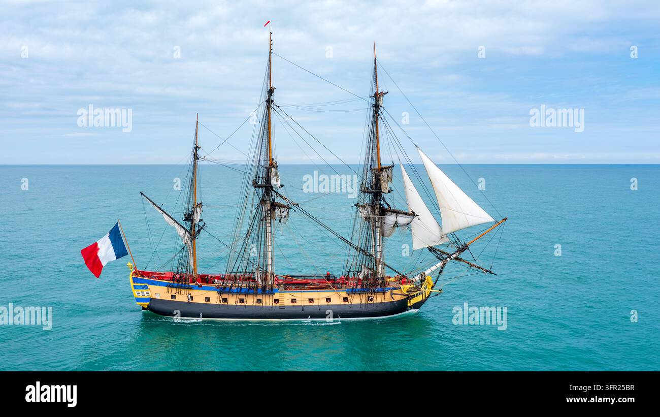Saint-Valery-en-Caux, Normandia, Francia - 10 maggio 2019: La fregata completamente attrezzata Hermione naviga su acque azzurre e calme al largo di Saint-Valery-en-Caux, vista da Foto Stock