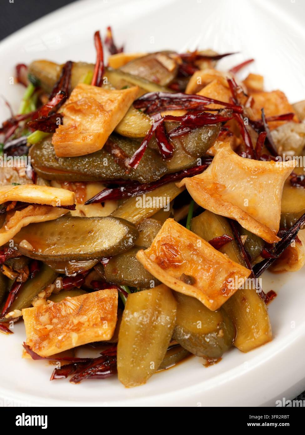 Primo piano di cetriolo sottaceto stufato con tofu essiccato e peperoncino rosso Foto Stock