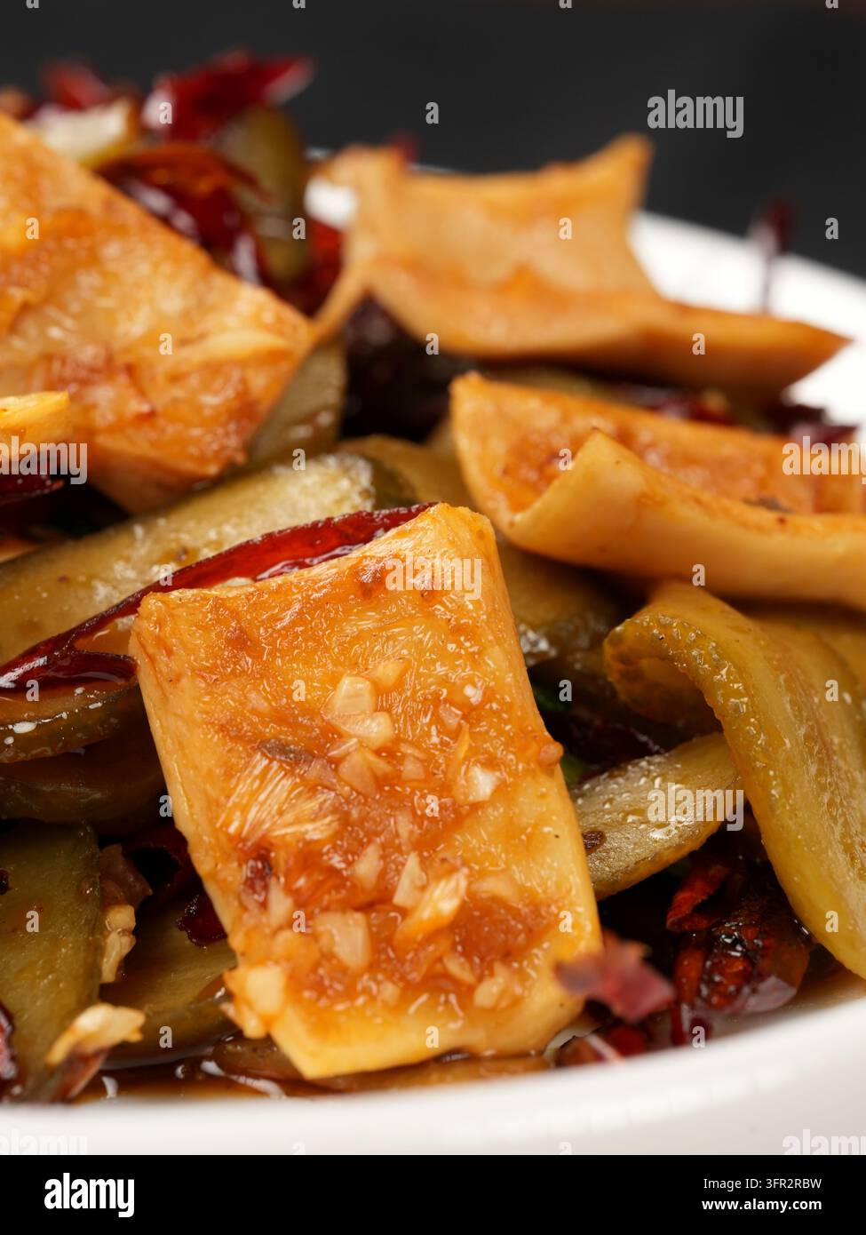Primo piano di cetriolo sottaceto stufato con tofu essiccato e peperoncino rosso Foto Stock