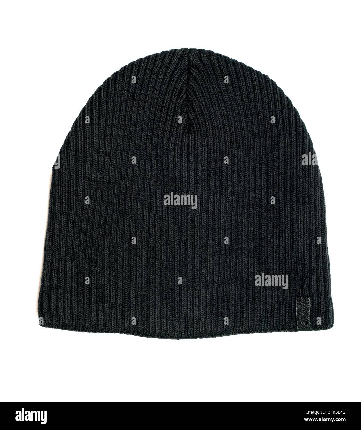 Cappello in maglia nera su sfondo bianco. Cappello invernale in lana. Foto Stock