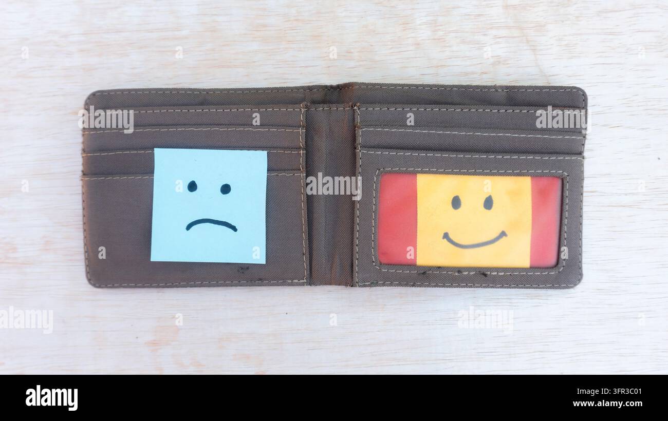 Concetto di emozione felice e triste utilizzando un portafoglio e post-it Foto Stock