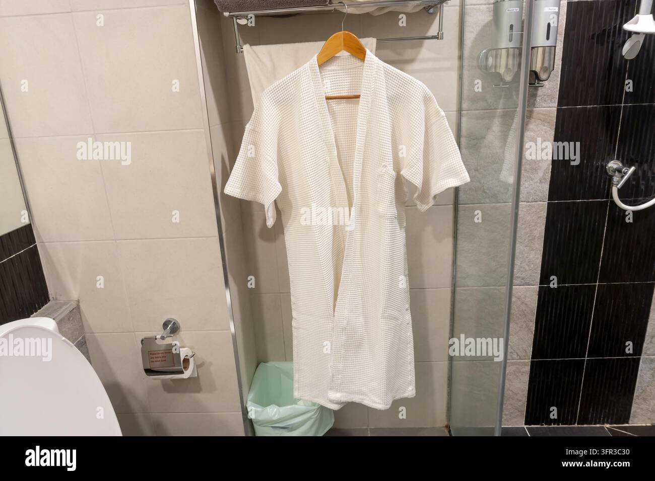 L'accappatoio è appeso a una rastrelliera in un bagno o in un gabinetto. Foto Stock