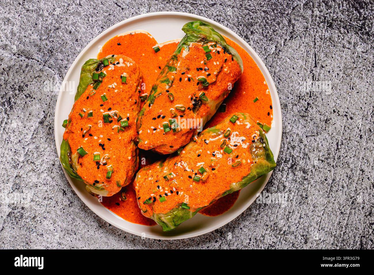 Rotoli di cavolo al curry di cocco ripieni freschi. Foto Stock