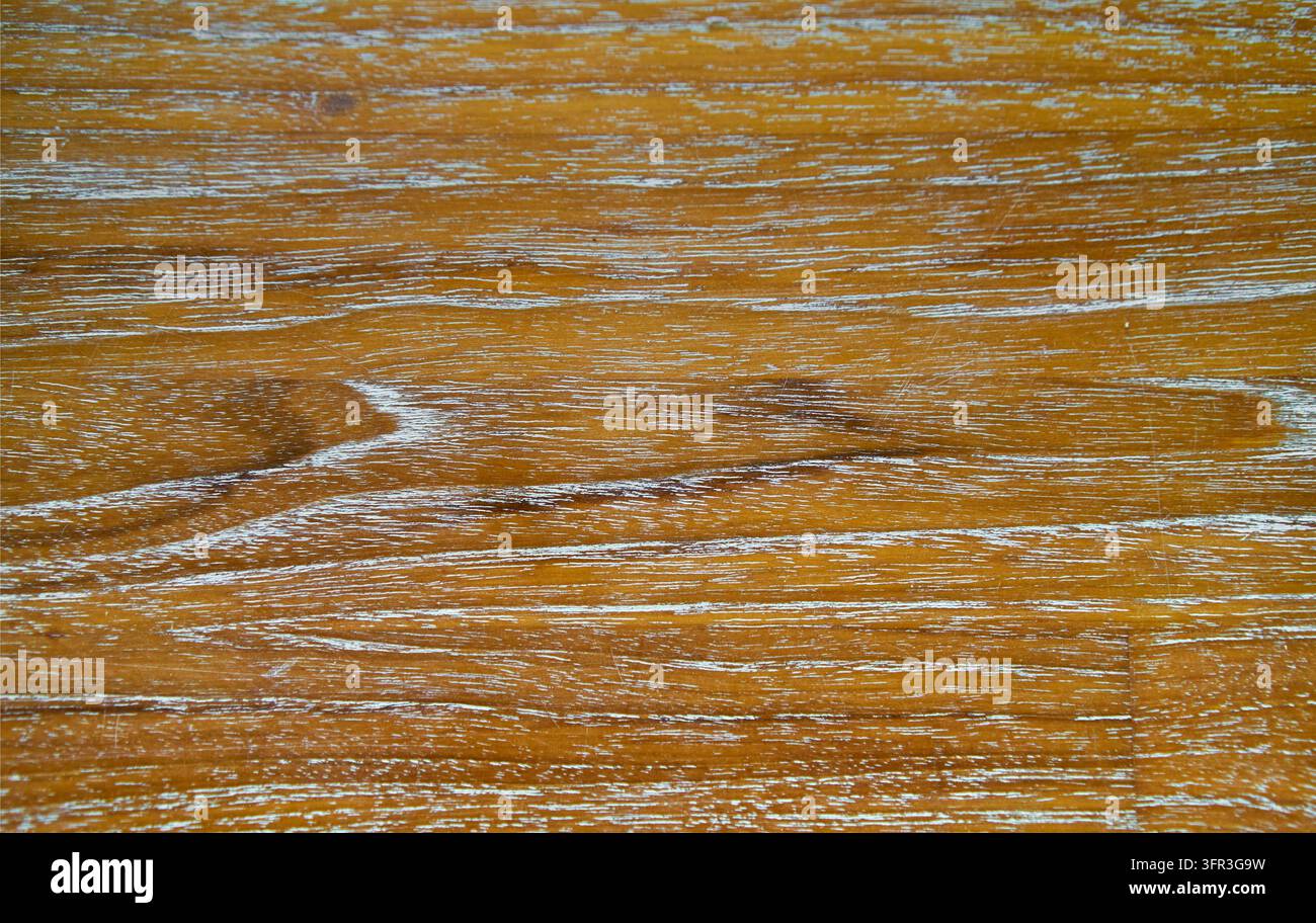 Pannello di legno marrone dorato con venatura naturale e nodi Foto Stock