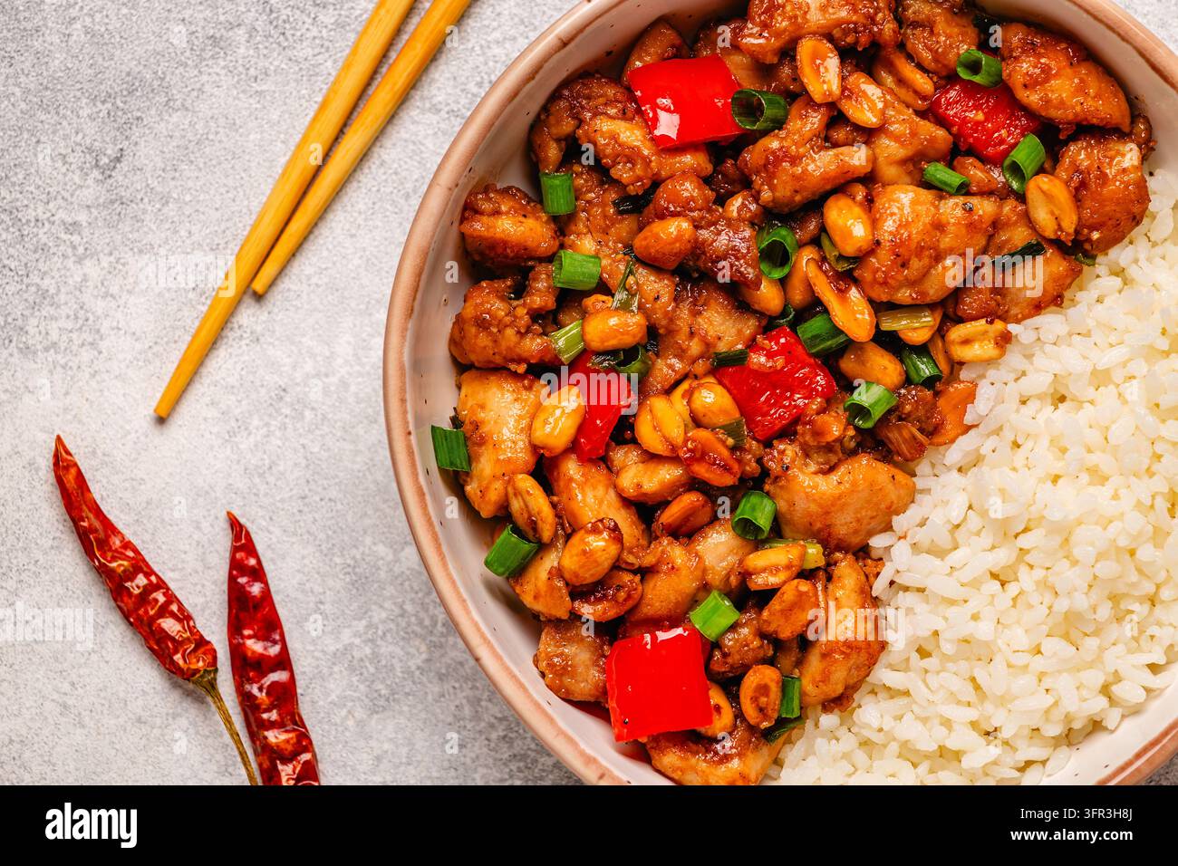 Pollo Kung Pao, pollo saltato con arachidi e verdure. Foto Stock