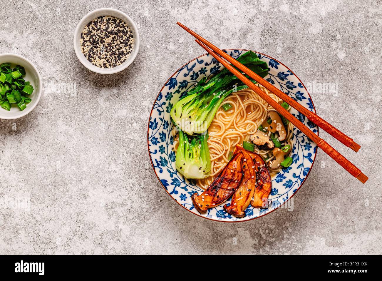 Zuppa di noodles ramen miso vegana con funghi eryngii e shiitake, cavolo pak choi Foto Stock