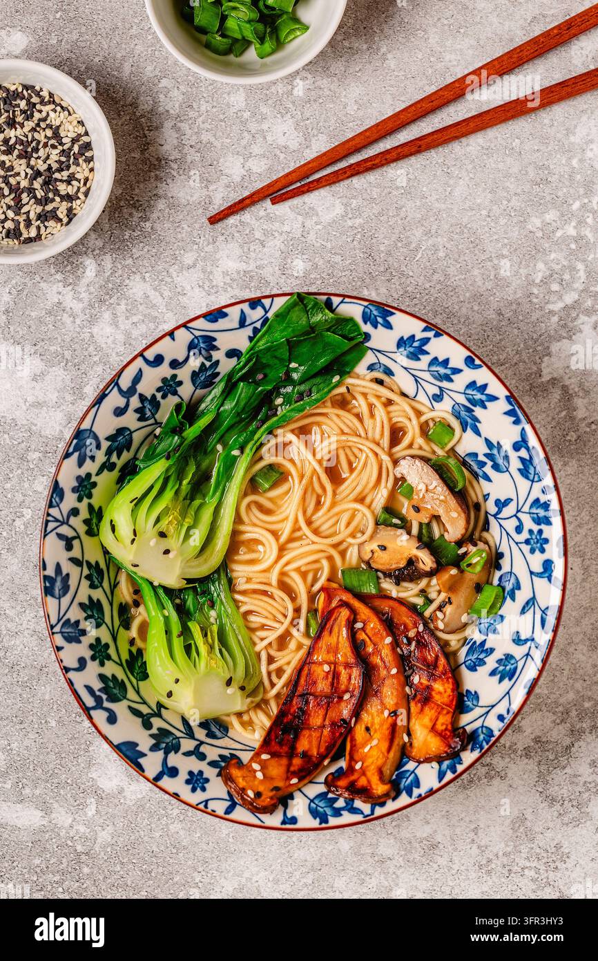 Zuppa di noodles ramen miso vegana con funghi eryngii e shiitake, cavolo pak choi Foto Stock