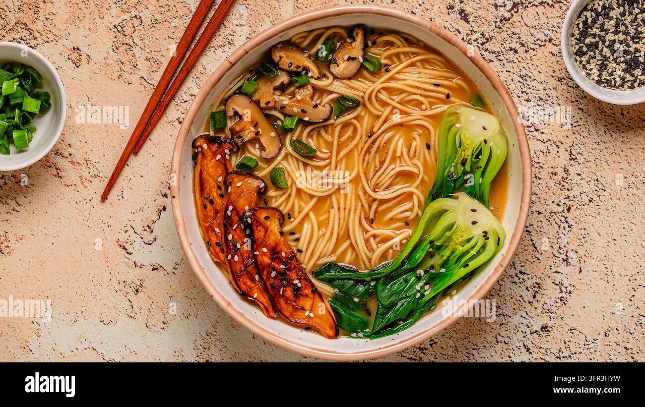 Zuppa di noodles ramen miso vegana con funghi eryngii e shiitake, cavolo pak choi Foto Stock