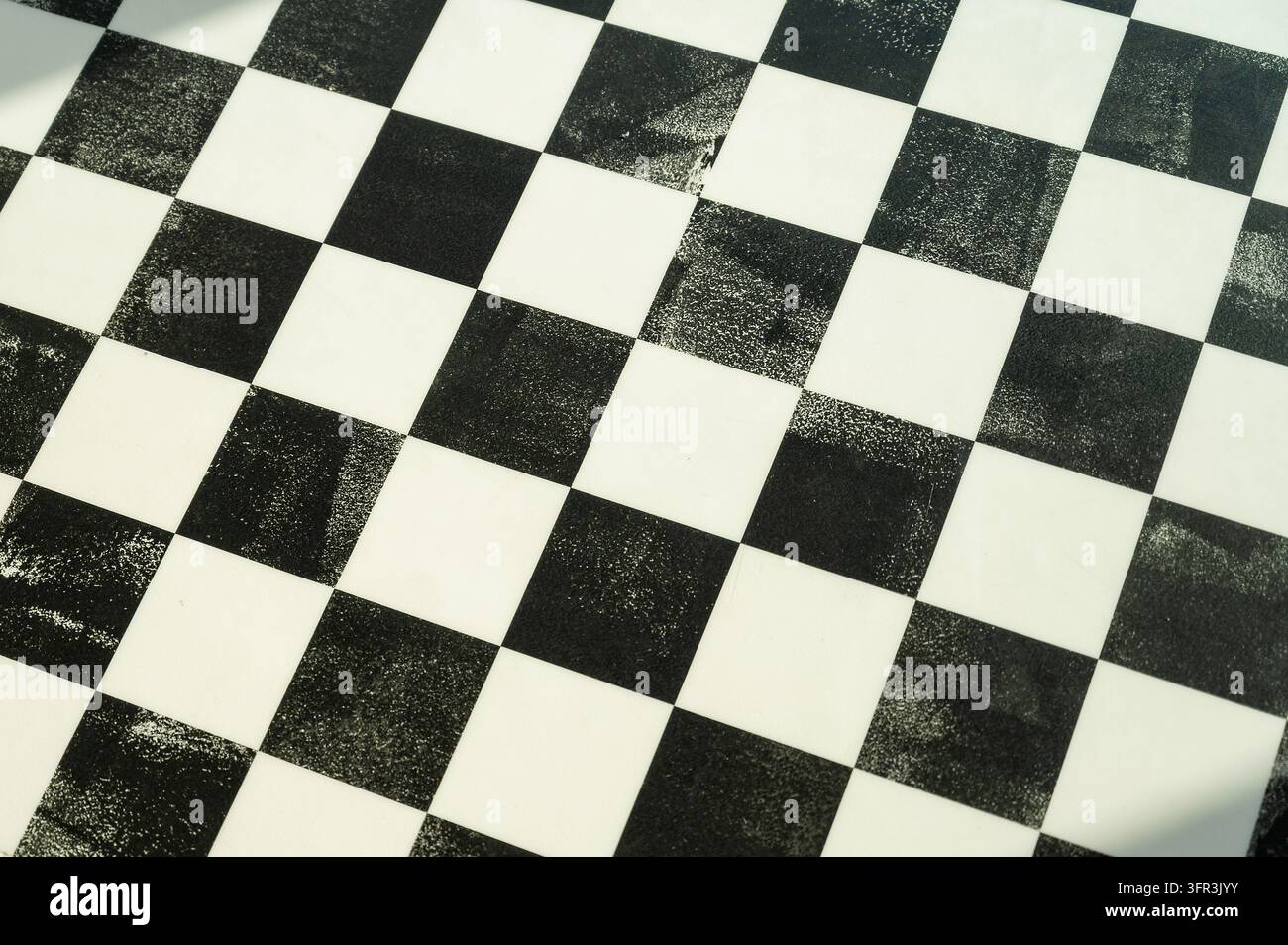 Vista orizzontale di una superficie classica a scacchi con linee squadrate dettagliate in primo piano Foto Stock