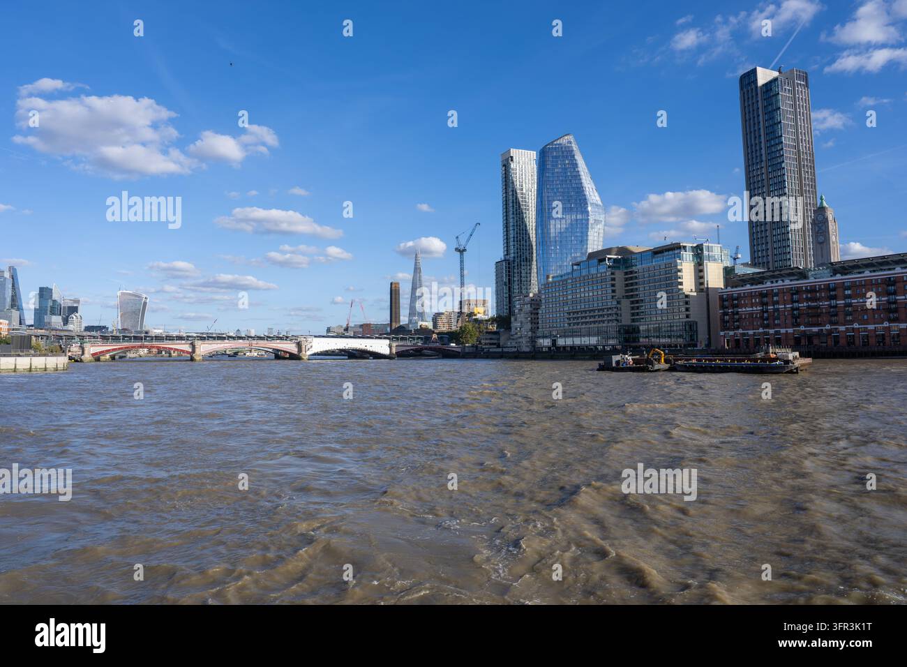 Ponte Blackfriars, grattacieli di South Bank e panorama del Tamigi Foto Stock