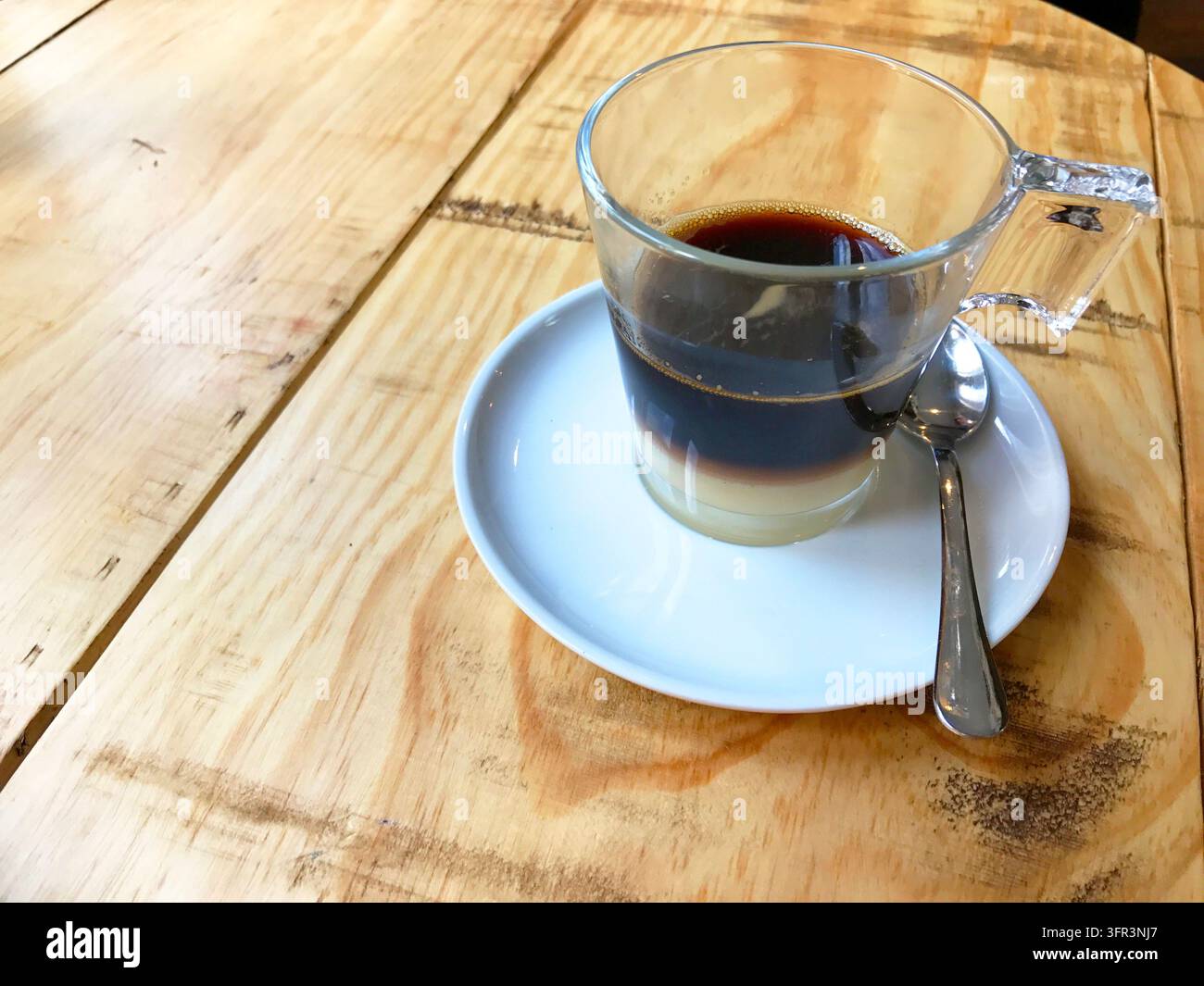 Tazza di caffè Bombon su tavolo di legno. Foto Stock