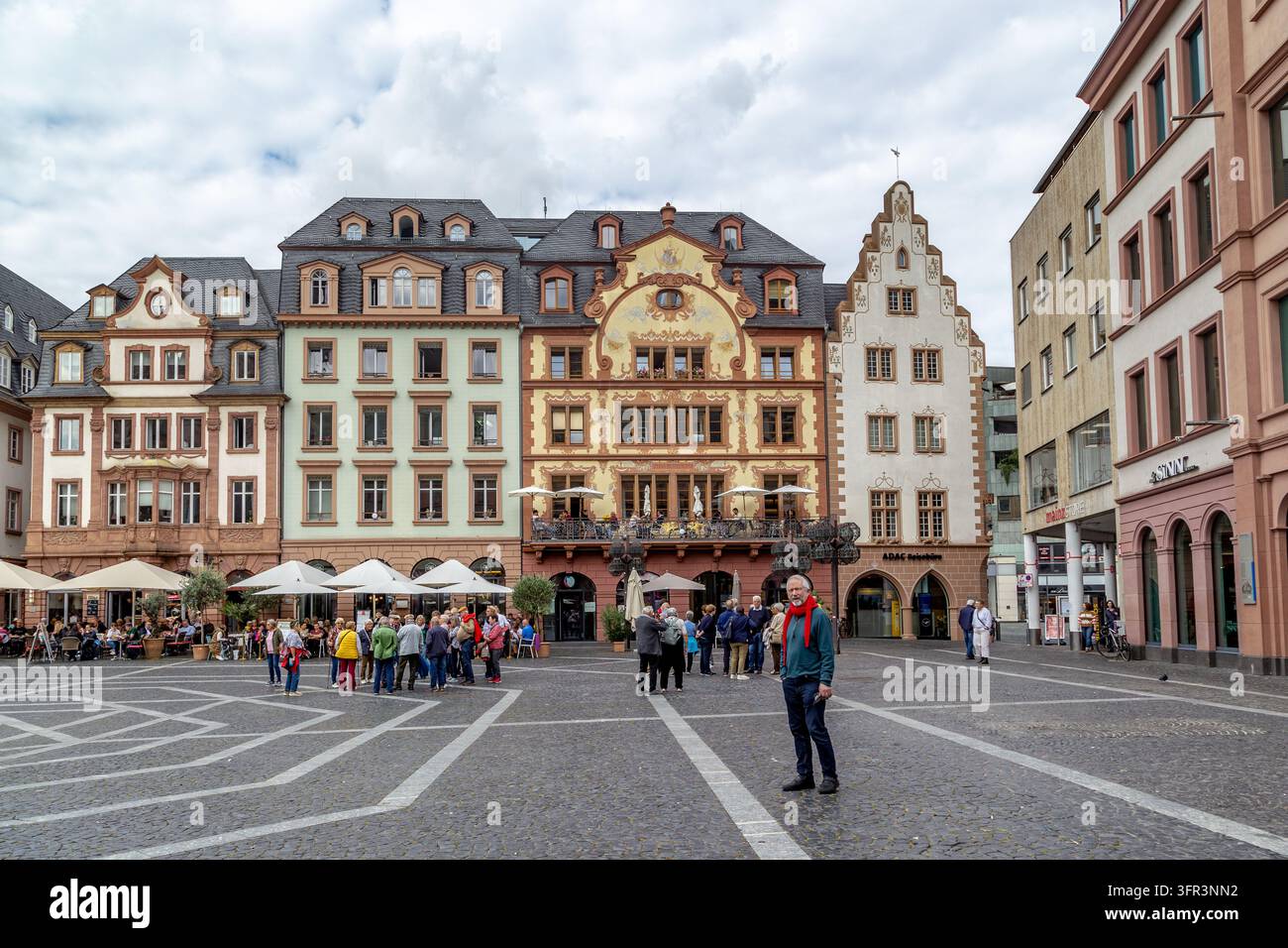 MAINZ, GERMANIA - 29 SETTEMBRE 2025: Turisti non identificati esplorano gli edifici storici della Piazza del Mercato. Foto Stock