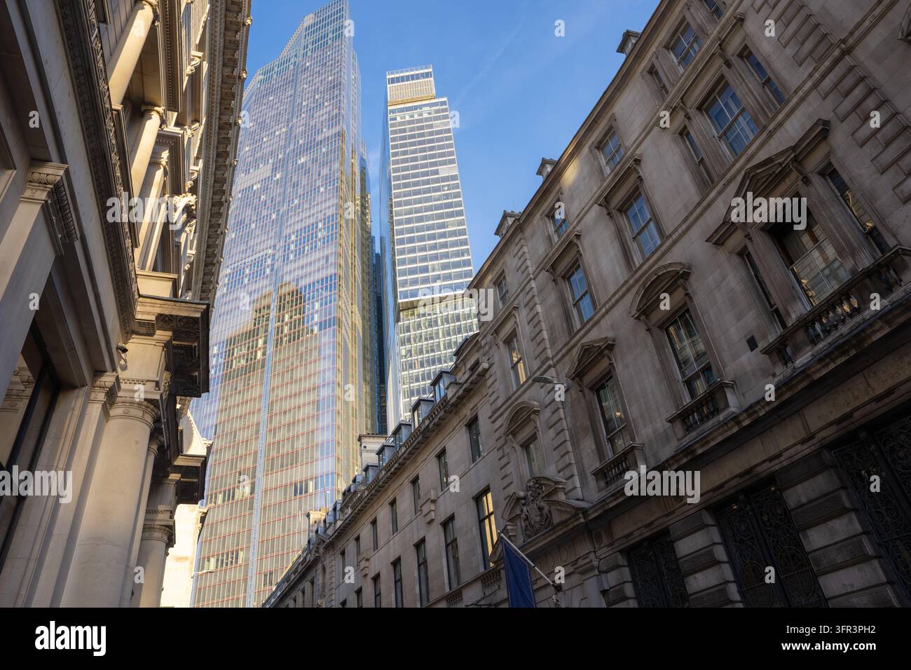 Canyon stradale della City di Londra, 22 Bishopsgate e architettura storica in pietra Foto Stock
