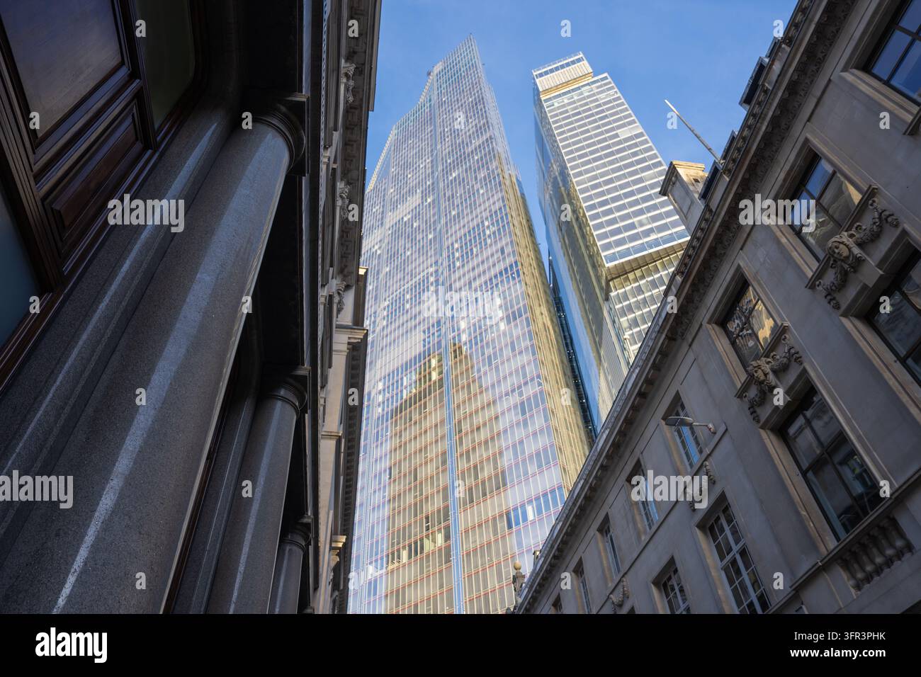 Canyon stradale della City di Londra, 22 Bishopsgate e architettura storica in pietra Foto Stock