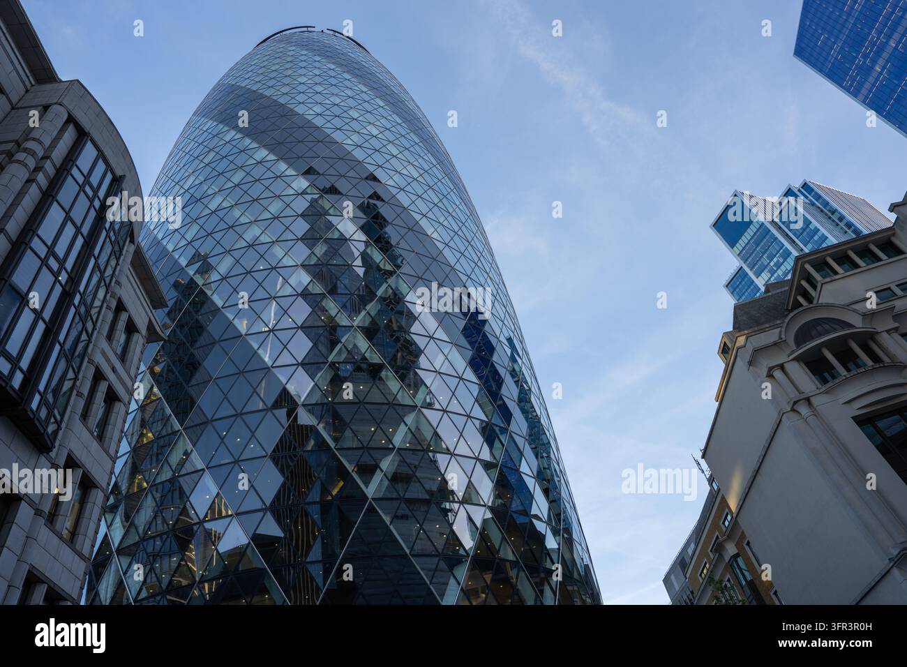 Vista a bassa angolazione del Gherkin e dell'architettura della City di Londra Foto Stock