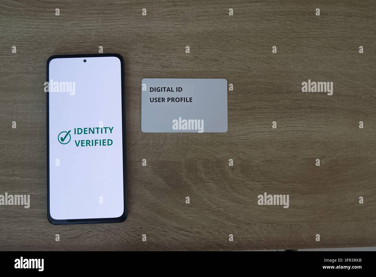 Immagine concettuale minimale che mostra un'identità digitale verificata su uno smartphone accanto a una scheda di profilo ID digitale generica, rappresentante la verifica dell'identità Foto Stock