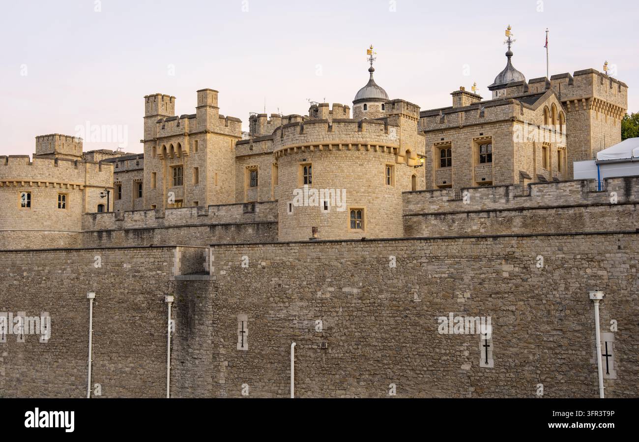 Mura storiche del castello fortificato in pietra e torri difensivi a Londra Foto Stock