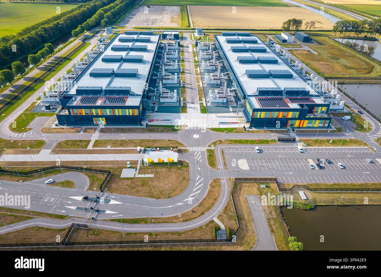 Middenmeer, Paesi Bassi, 09.08.2026, Complesso di data center AMS 13 e AMS 14 a Middenmeer, con infrastruttura digitale su larga scala Foto Stock