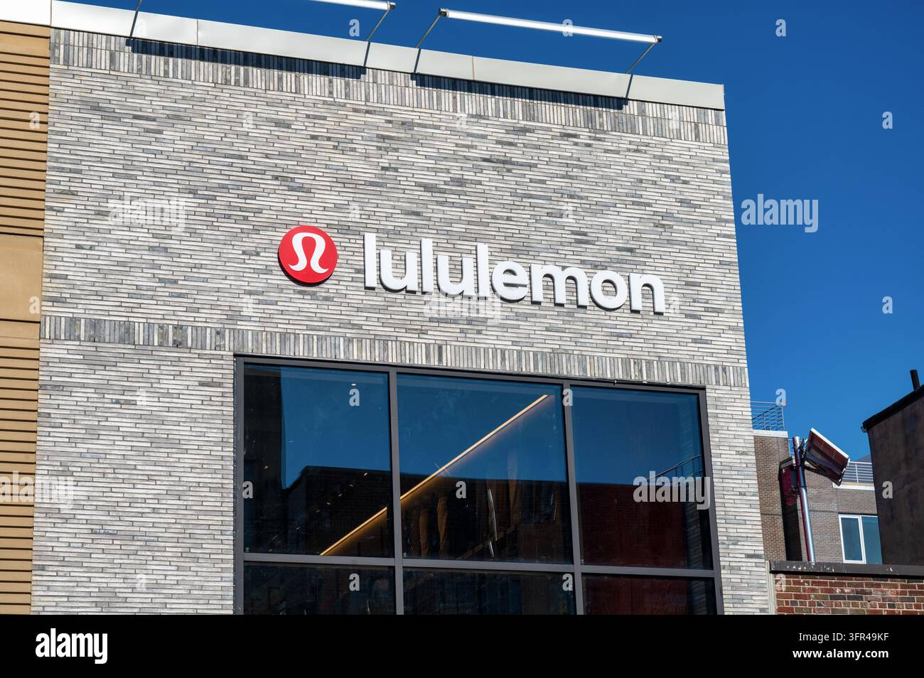 New York, USA - 21 ott. 2025: La facciata di Lululemon a Brooklyn, New York. Foto Stock