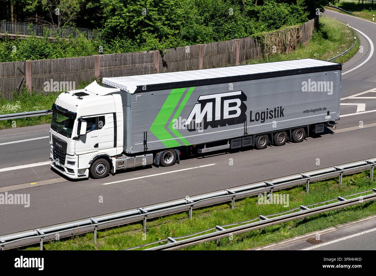 Camioncino MAN TGX con rimorchio a fianchi MTB Logistik in autostrada Foto Stock