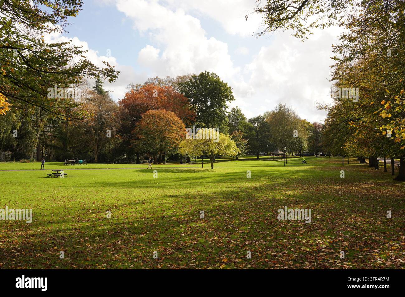 bella scena di una giornata autunnale che si affaccia su un parco cittadino a Southampton in Inghilterra il 23 ottobre 2024 Foto Stock