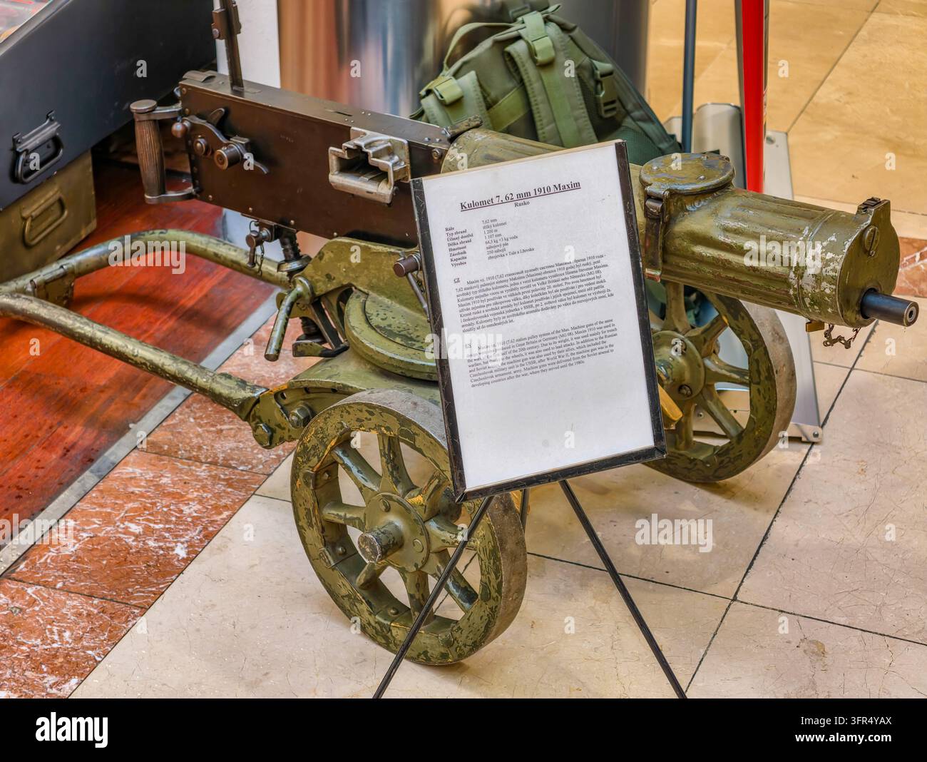 PRAGA, REPUBBLICA CECA – 10 OTTOBRE 2026: Mitragliatrice Maxim M1910 esposta durante la Giornata dell'Esercito ceco nel centro commerciale Flora. Foto Stock