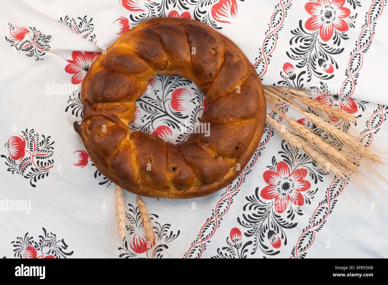 Pane tradizionale ucraino per Natale Kalach su un asciugamano Rushnyk ricamato con spighe di grano. Foto di alta qualità Foto Stock