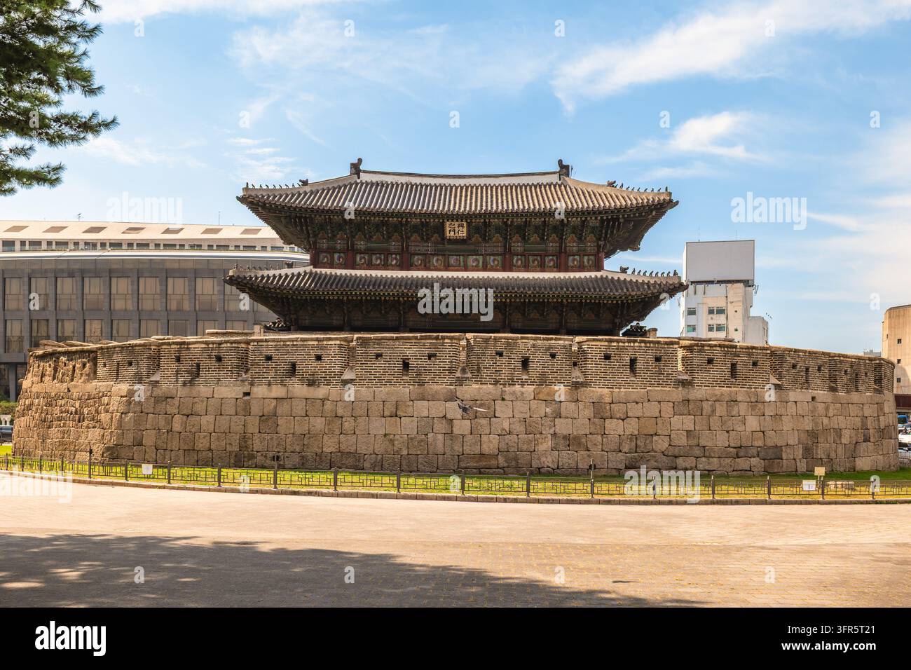 Dongdaemun, la grande porta orientale della vecchia città di Seoul in Corea del Sud. Traduzione: Porta della Benevolenza Nascente Foto Stock