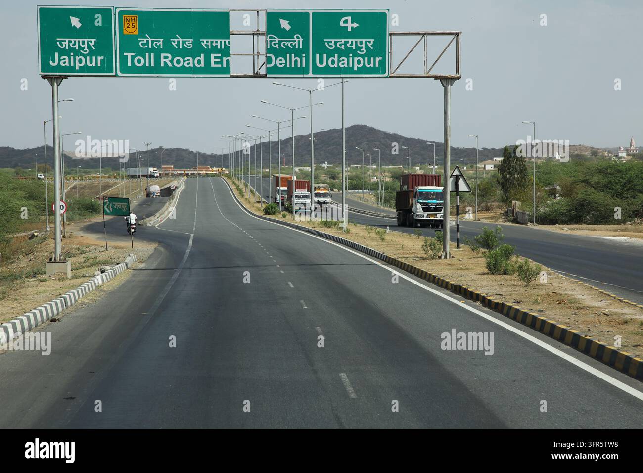 Il viaggio stradale tra il centro di Jaipur e il Forte di Amber copre una distanza di circa 11 chilometri a nord della città. Foto Stock