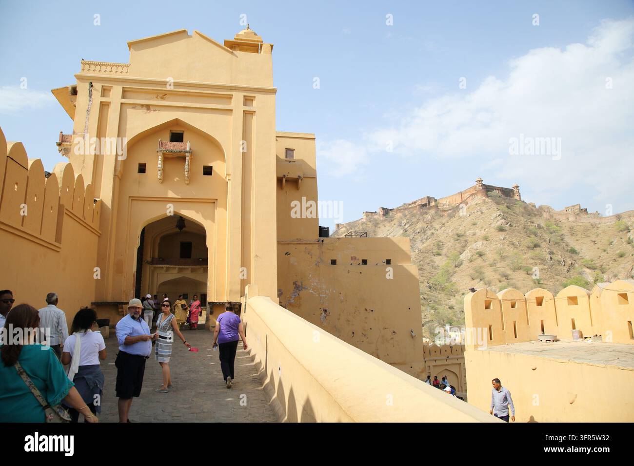 L’Amber Fort è un complesso di palazzi situato ad Amber—a 11 km da Jaipur, nello stato del Rajasthan—che fu originariamente costruito dai Meena. Foto Stock