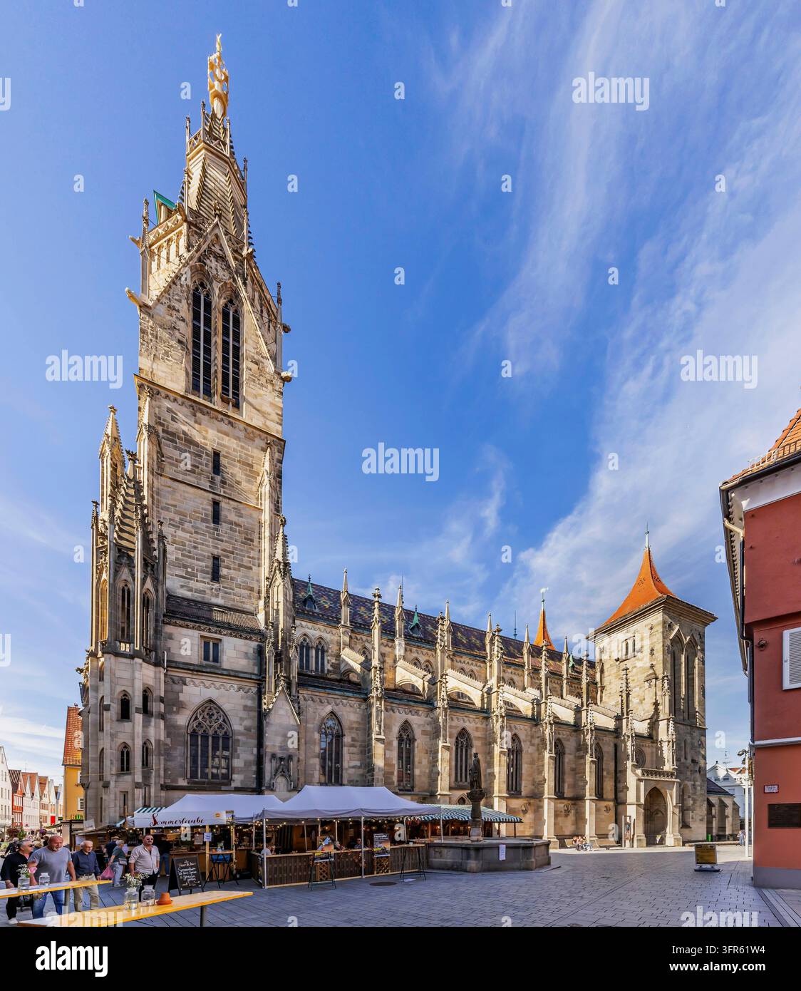 Vista della città di Reutlingen. Centro città con Wilhelmstrasse e veduta della chiesa di Santa Maria di Reutlingen, Baden-Württemberg, Germania Foto Stock