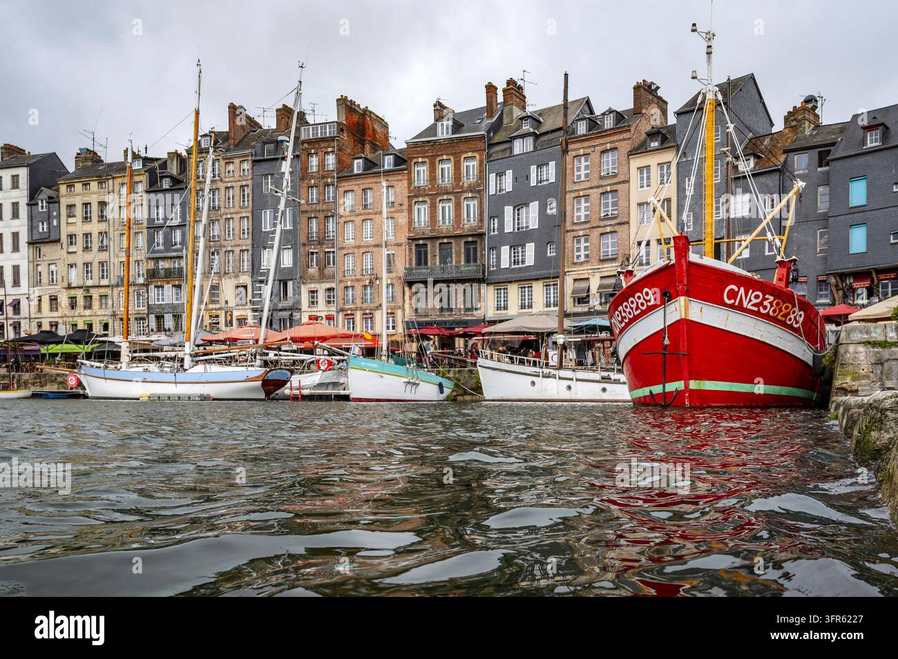Honfleur è uno dei porti più pittoreschi della Normandia e si trova alla foce del fiume Côte de Grâce Foto Stock