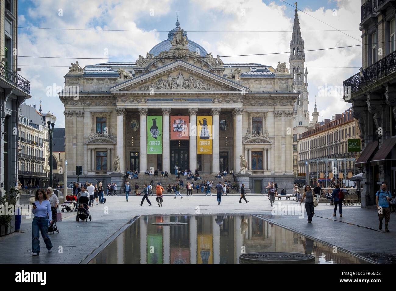 Bruxelles, Belgio, 23° secolo settembre 2024: Vista di Place de la Bourse con la storica borsa di Bruxelles, ora con l'esposizione del mondo della birra belga Foto Stock