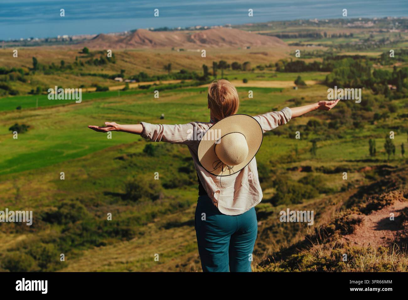 Turiste felici in piedi sulla collina che godono del bel tempo Foto Stock