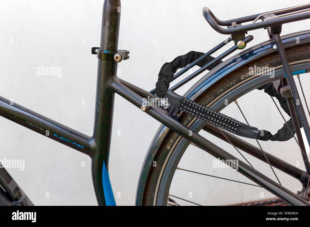 Bicicletta con serratura a combinazione, la cassaforte è sicura, immagine simbolica Foto Stock