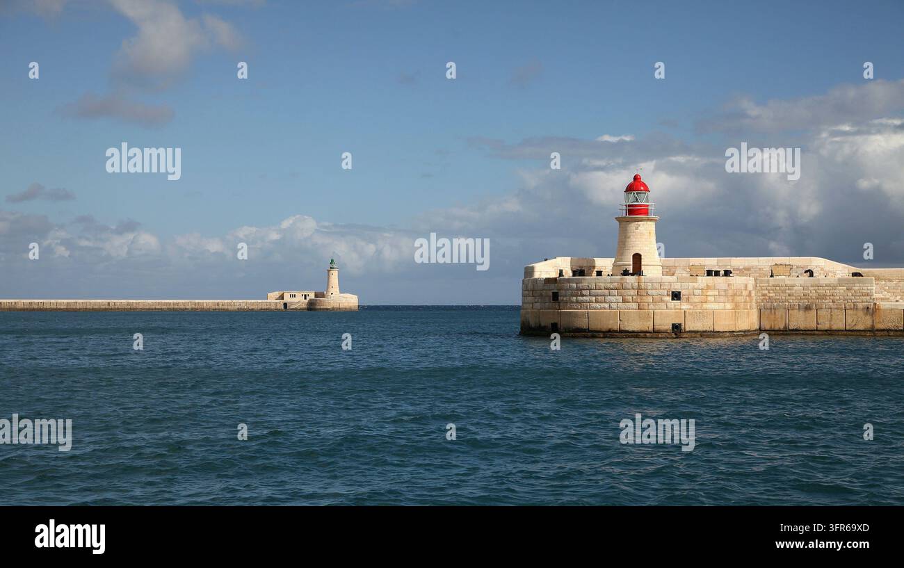Due faroi storici di frangiflutti all'ingresso del Grand Harbour. Foto Stock