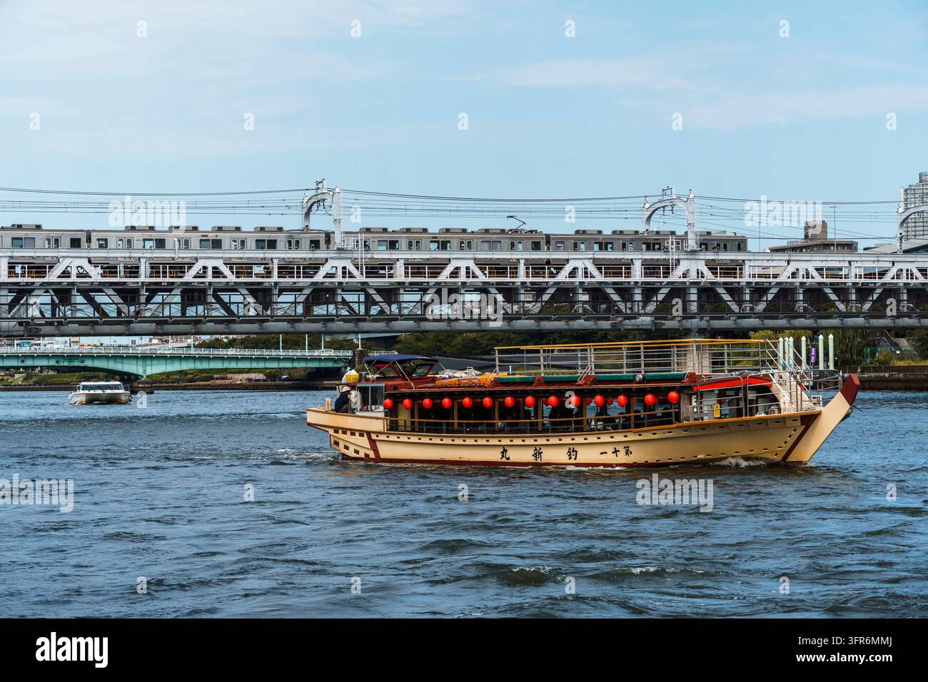 Barca e treno del fiume Sumida Foto Stock