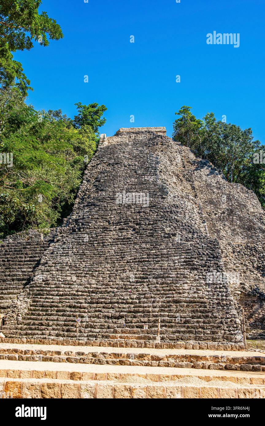 Foto verticale della piramide di Nohoch Mul nel sito archeologico di Cobá a Quintana Roo, Messico. I ripidi gradini di pietra dell'antico tempio Maya ri Foto Stock