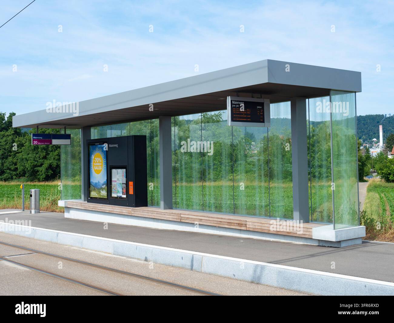 La Limmattalbahn è una moderna linea tramviaria nella regione di Zurigo, Svizzera. Situazione di una fermata del tram con una moderna casa d'attesa sul Gruenfeld Foto Stock