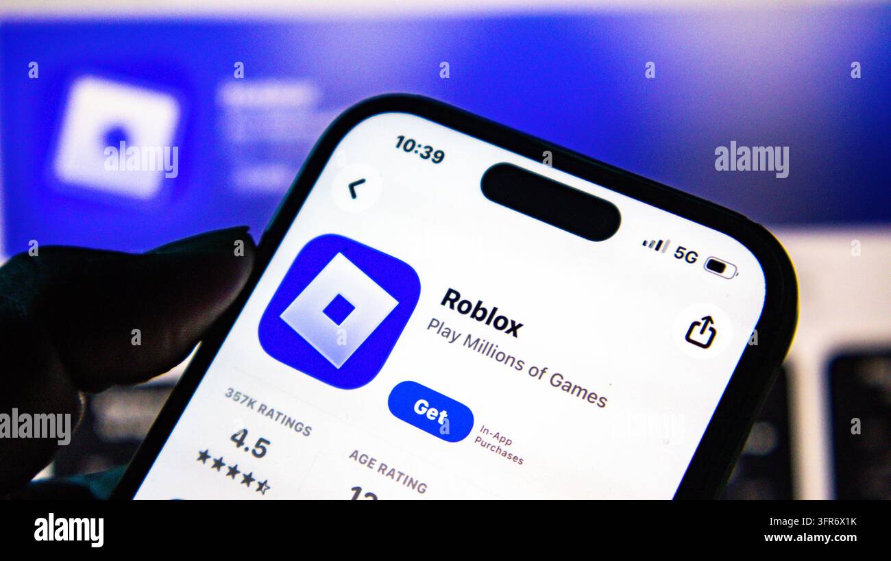 Display del telefono mobile che mostra l'elenco dei giochi del negozio per una popolare piattaforma online, inclusa la conteggio delle valutazioni a stelle e il pulsante blu di download per il gaming digitale Foto Stock