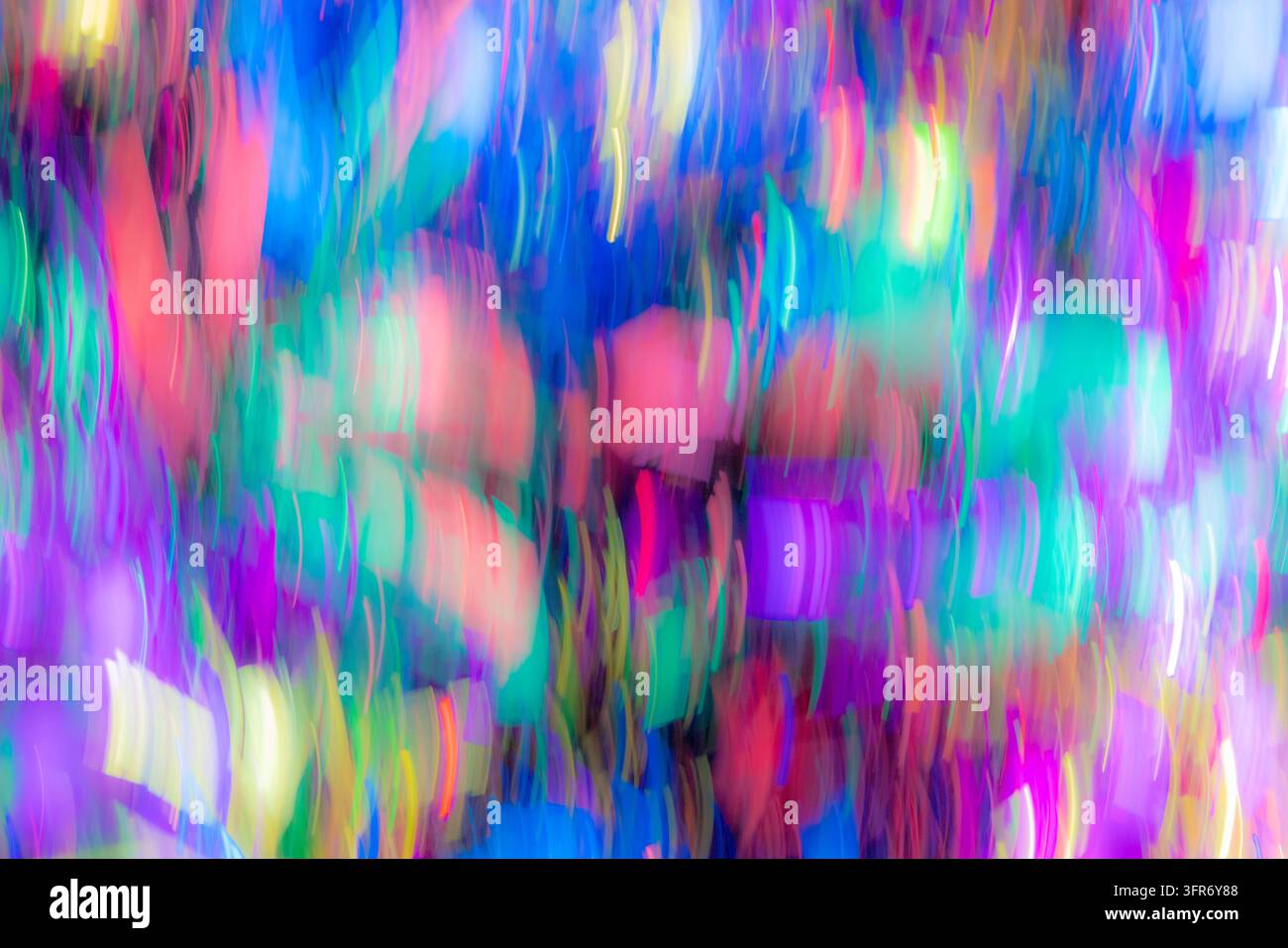 Vivaci tracce di luce astratte che esplodono di movimento colorato, ideali per salvaschermi, telefoni mobili e display TV che mostrano una qualità di colore vivida Foto Stock